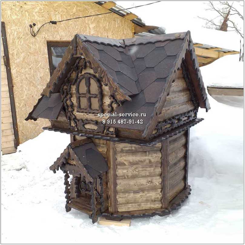 домик для колодца под старину из состаренной древесины.